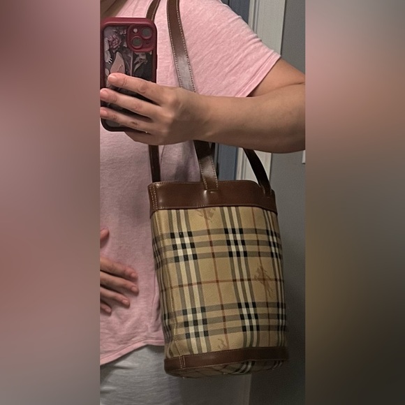 PRE LOVED AUTHENTIC BURBERRY BUCKET CROSSBODY - Picture 9 of 9